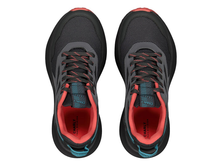 Tenis deportivos Charly color gris oscuro con suela y detalles en rojo y pestaña azul.