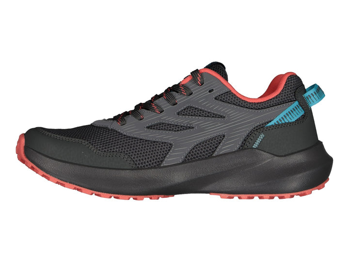 Tenis deportivos Charly color gris oscuro con suela y detalles en rojo y pestaña azul.