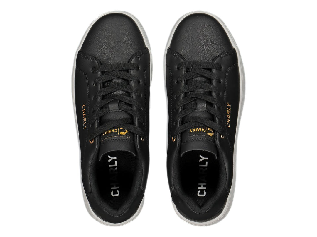 Tenis deportivos Charly en color negro con suela blanca y detalles dorados.