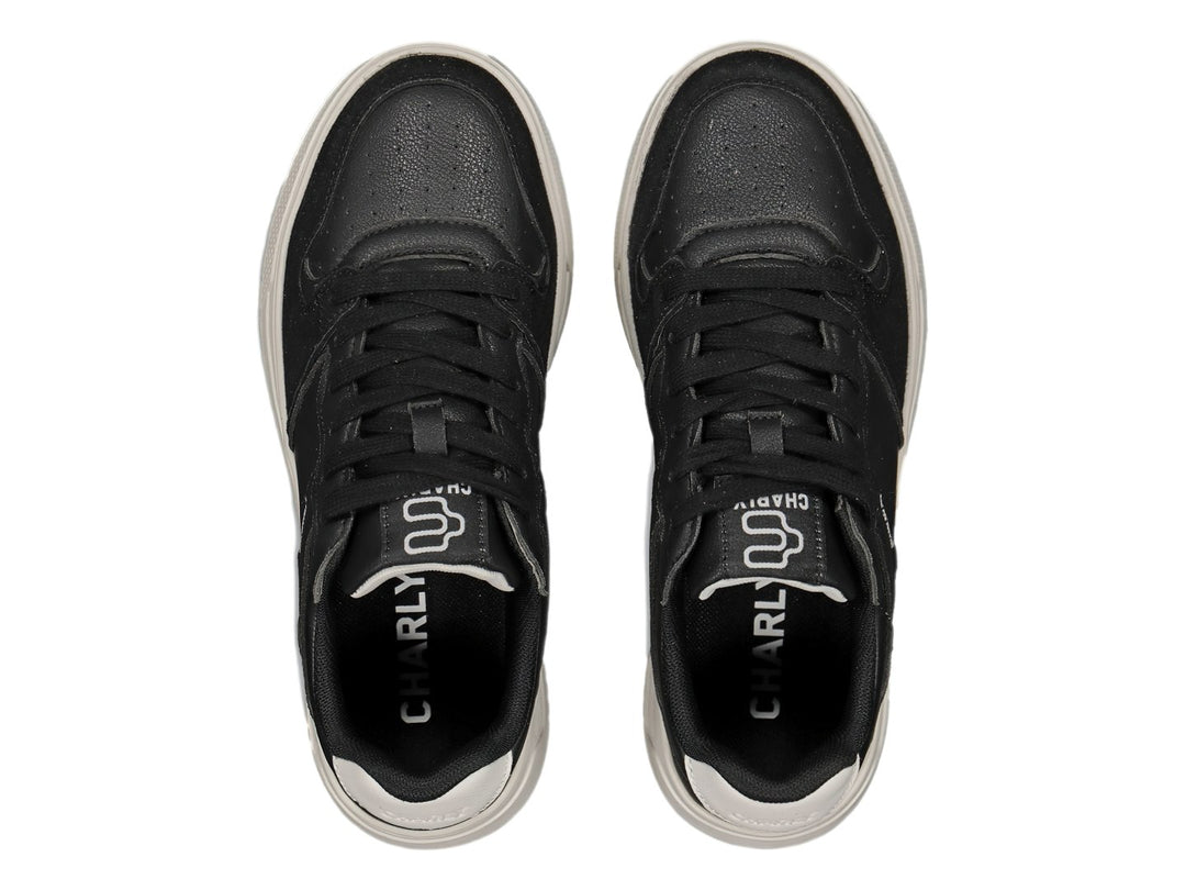 Tenis deportivos Charly de color negro con suela blanca y cordones negros.