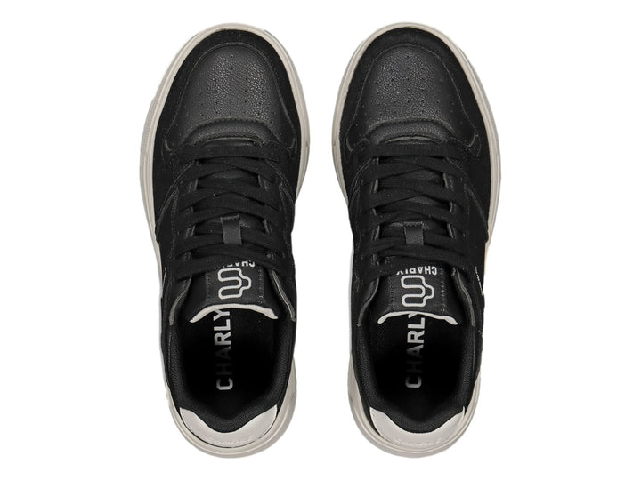 Tenis deportivos Charly de color negro con suela blanca y cordones negros.