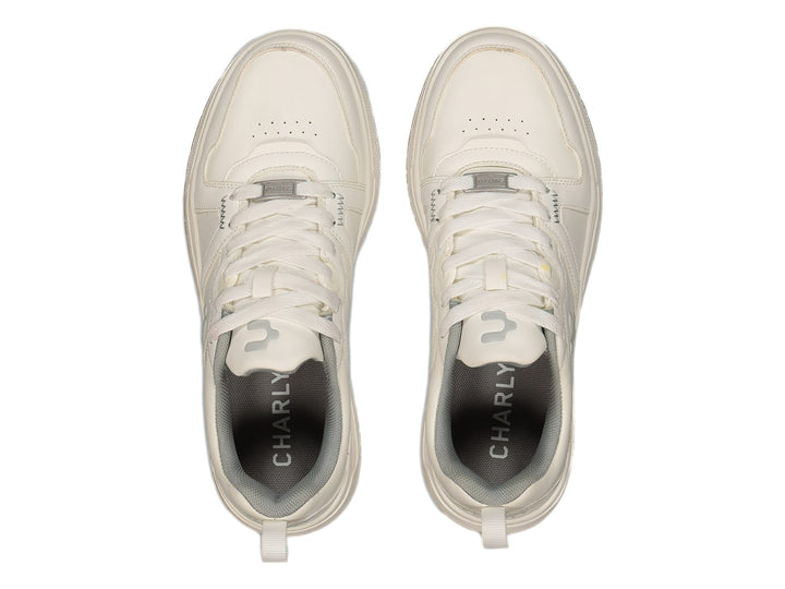Tenis deportivos Charly de color blanco con suela marrón, vista lateral.