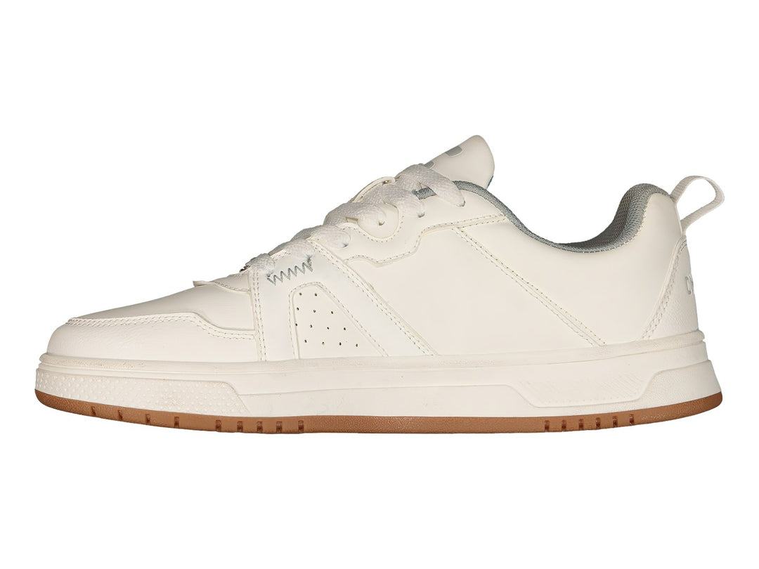 Tenis deportivos Charly de color blanco con suela marrón, vista lateral.