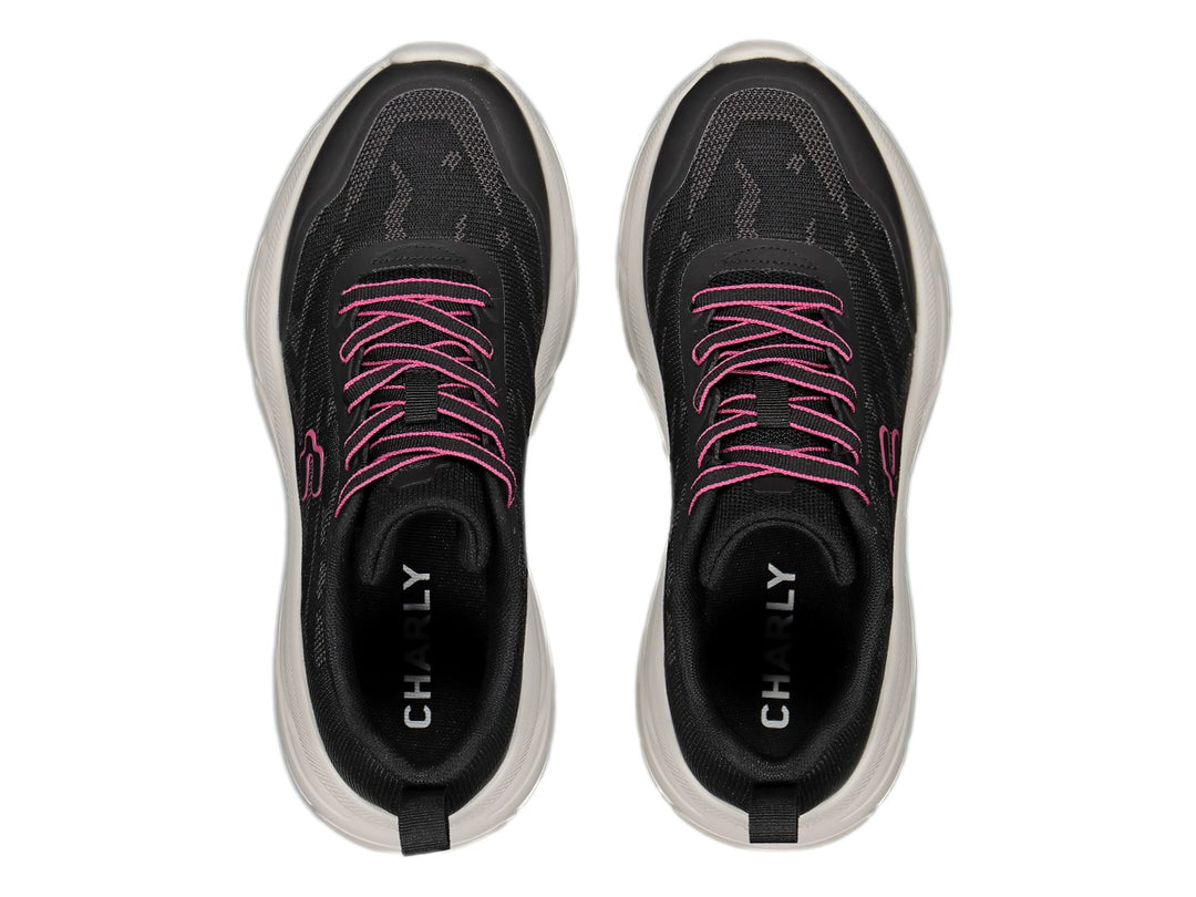 Tenis deportivos Charly color negro con suela blanca y detalles en rosa.
