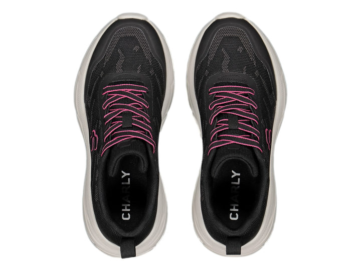 Tenis deportivos Charly color negro con suela blanca y detalles en rosa.