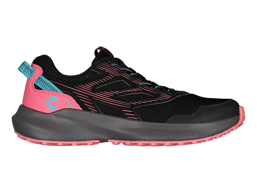 Tenis deportivos Charly color negro con detalles en fucsia y azul y suela gris.