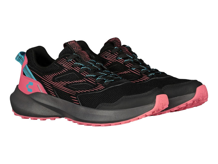 Tenis deportivos Charly color negro con detalles en fucsia y azul y suela gris.
