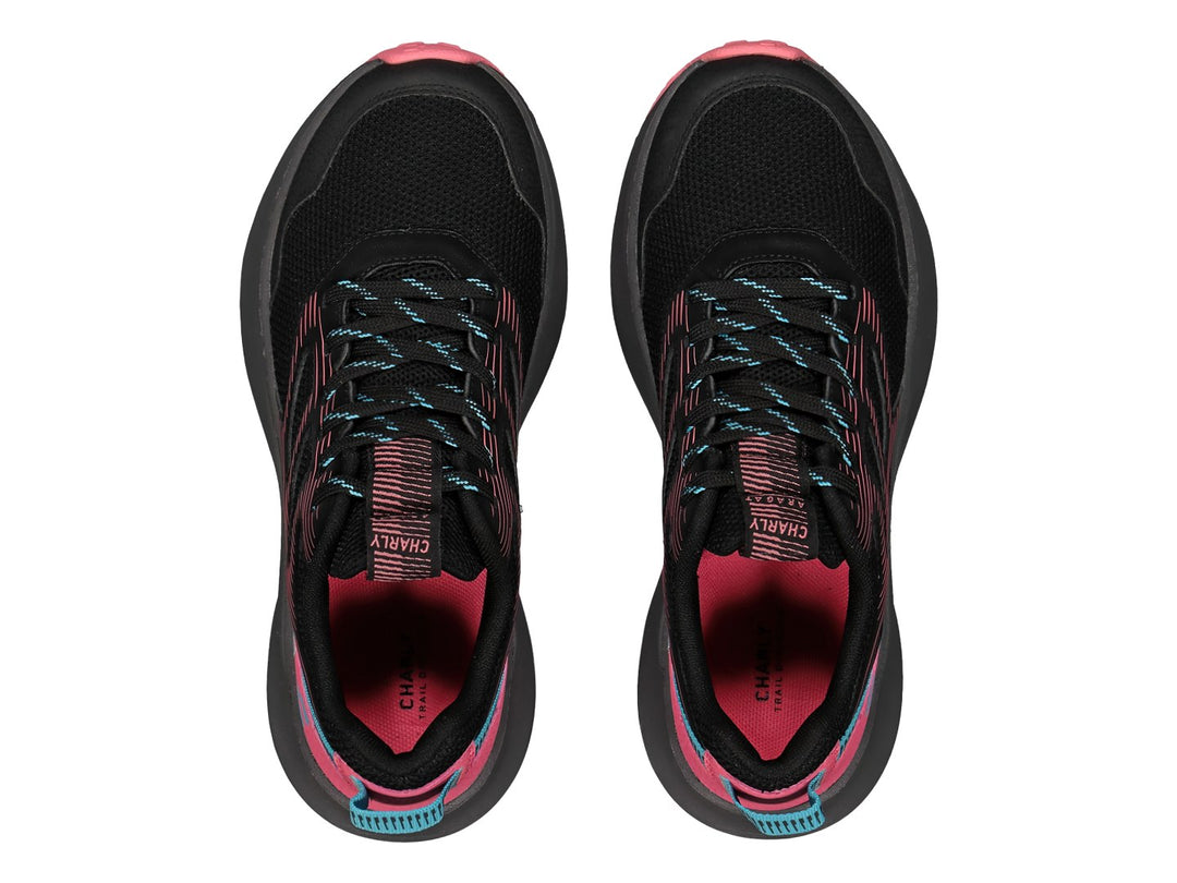 Tenis deportivos Charly color negro con detalles en fucsia y azul y suela gris.