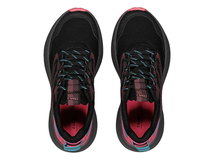 Tenis deportivos Charly color negro con detalles en fucsia y azul y suela gris.