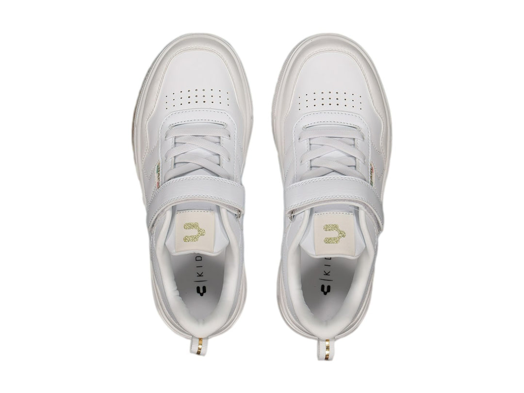 Tenis Charly color blanco con suela color café y cierre de velcro para niños.