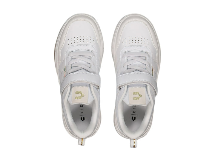 Tenis Charly color blanco con suela color café y cierre de velcro para niños.
