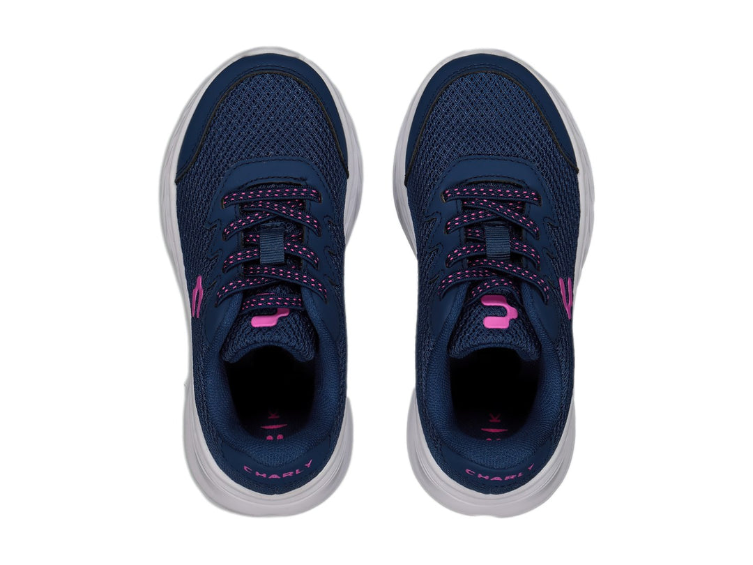 Tenis deportivos Charly color azul marino con suela blanca y logotipo rosa.
