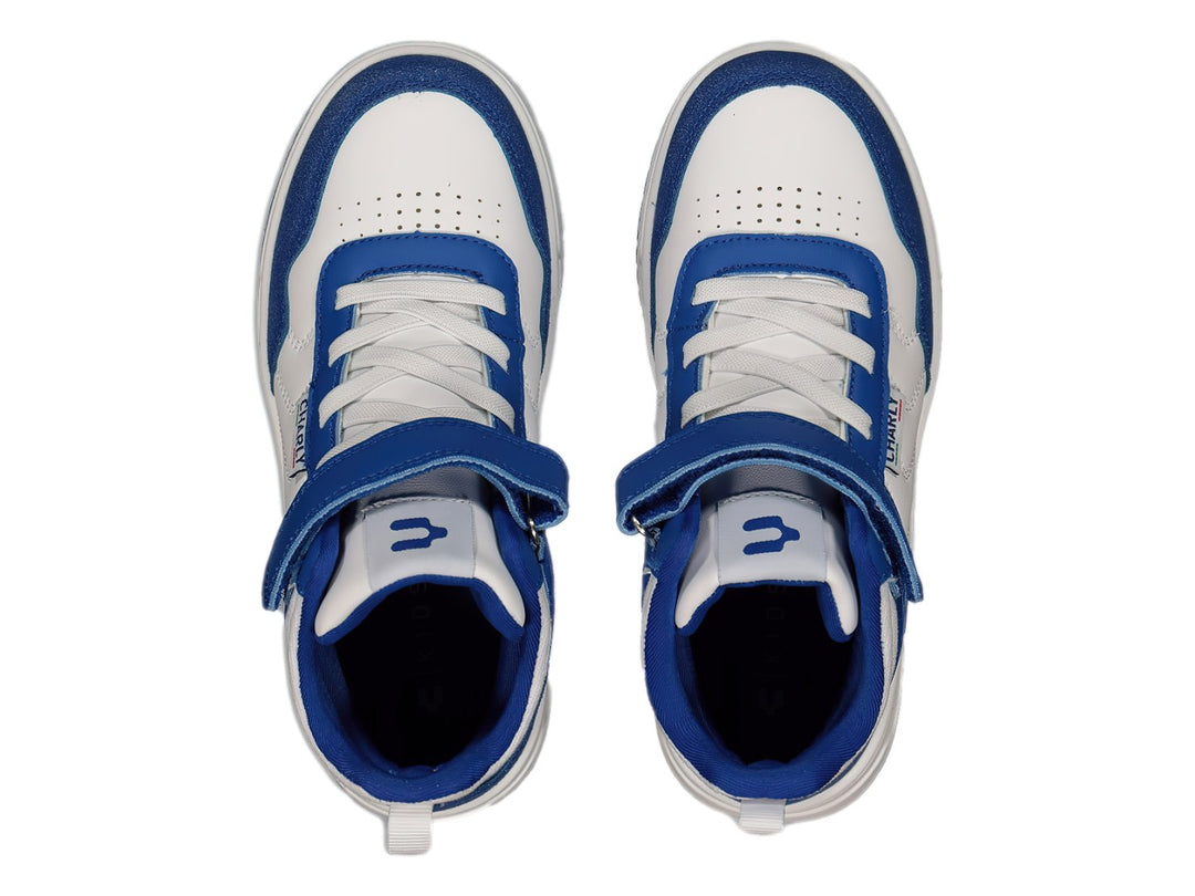Tenis deportivos de bota color blanco y azul con correa en el tobillo marca Charly.