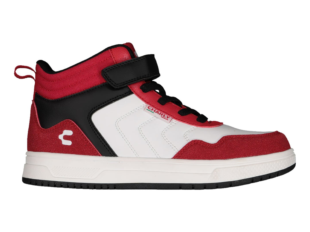 Tenis deportivos de bota marca Charly en colores blanco, rojo y negro con correa de ajuste en el tobillo.