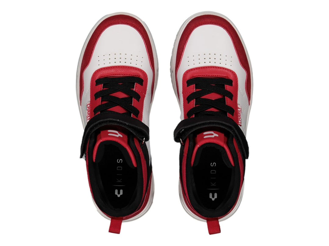 Tenis deportivos de bota marca Charly en colores blanco, rojo y negro con correa de ajuste en el tobillo.