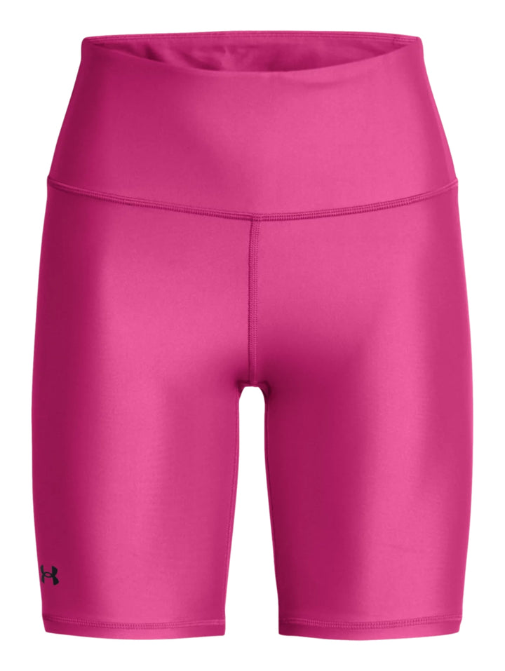 Mujer vistiendo shorts deportivos ajustados de color rosa intenso de la marca Under Armour.