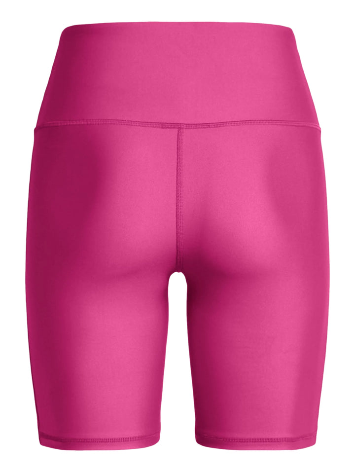 Mujer vistiendo shorts deportivos ajustados de color rosa intenso de la marca Under Armour.