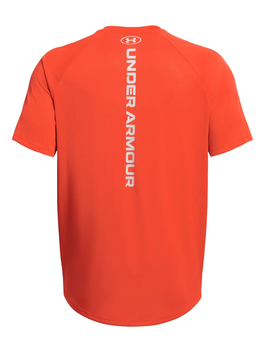 Hombre vistiendo una camiseta deportiva de manga corta color naranja con logotipo blanco en el pecho.
