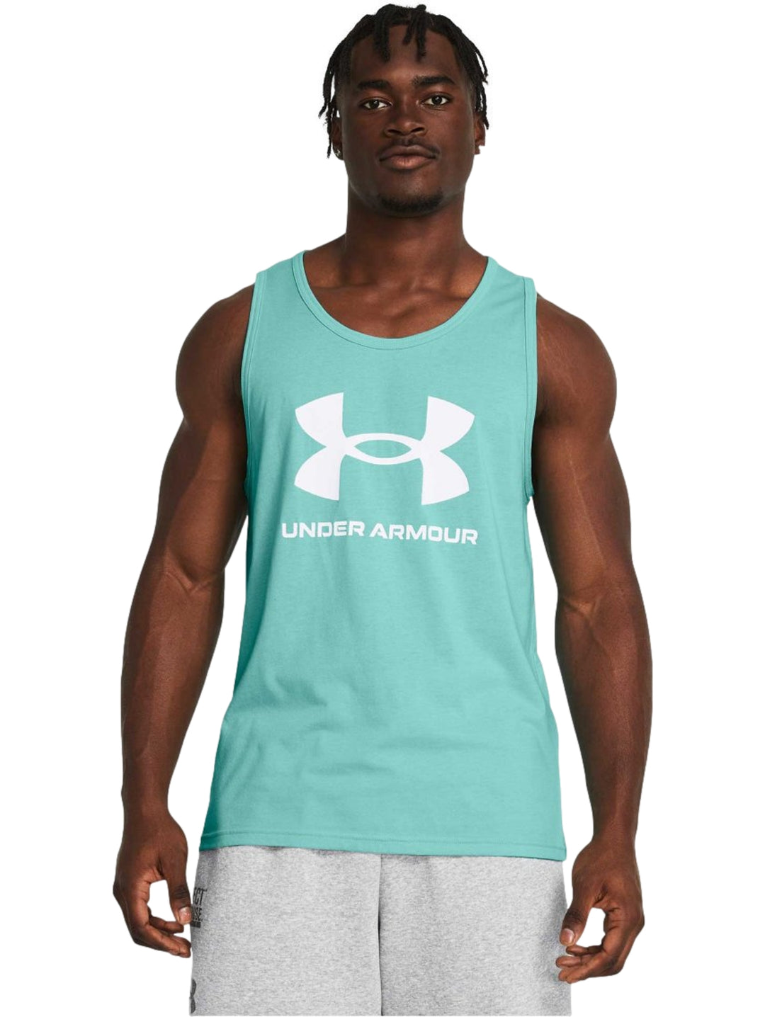 Hombre vistiendo una camiseta sin mangas color verde menta de Under Armour con logo blanco en el pecho.