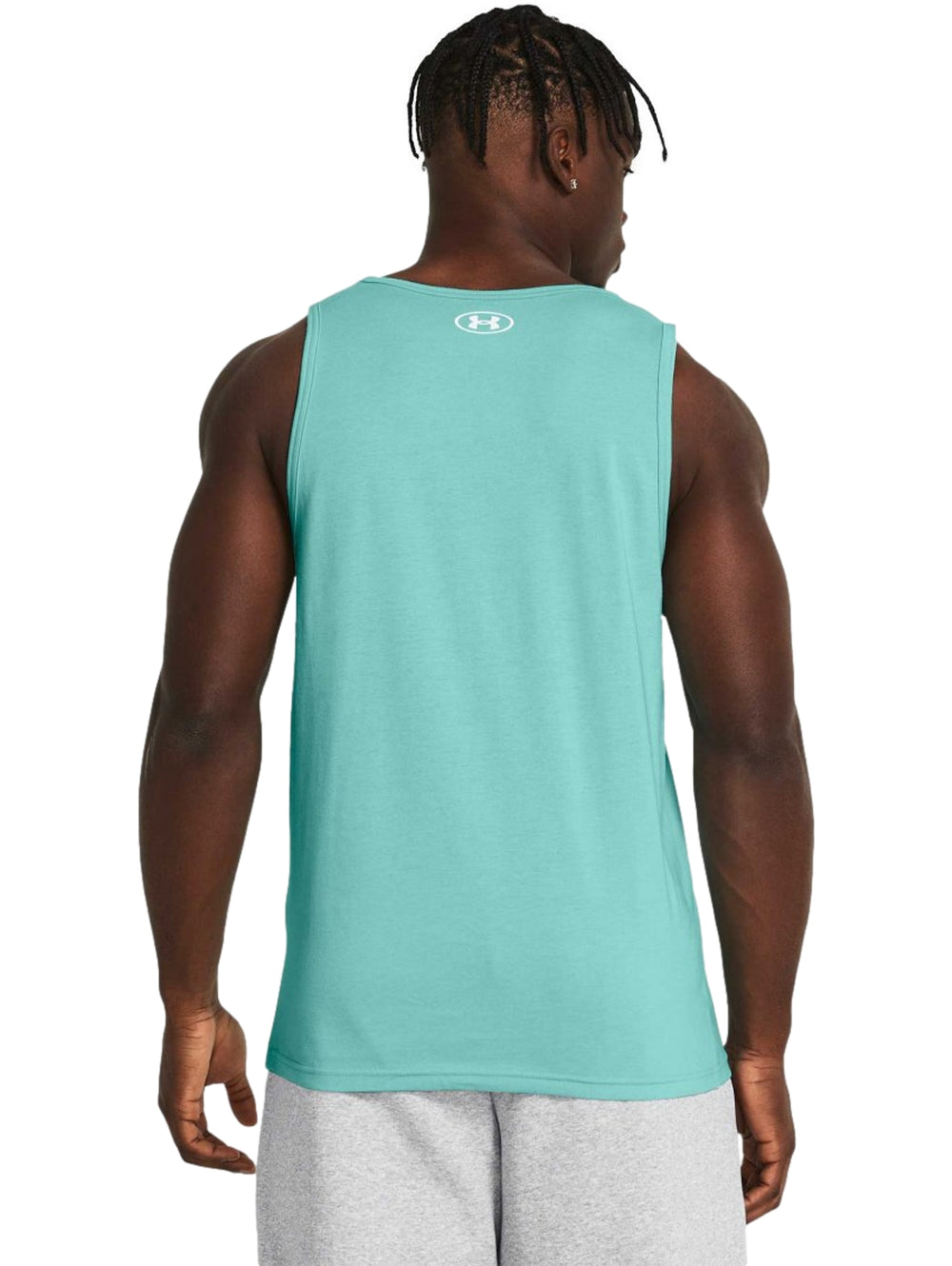 Hombre vistiendo una camiseta sin mangas color verde menta de Under Armour con logo blanco en el pecho.