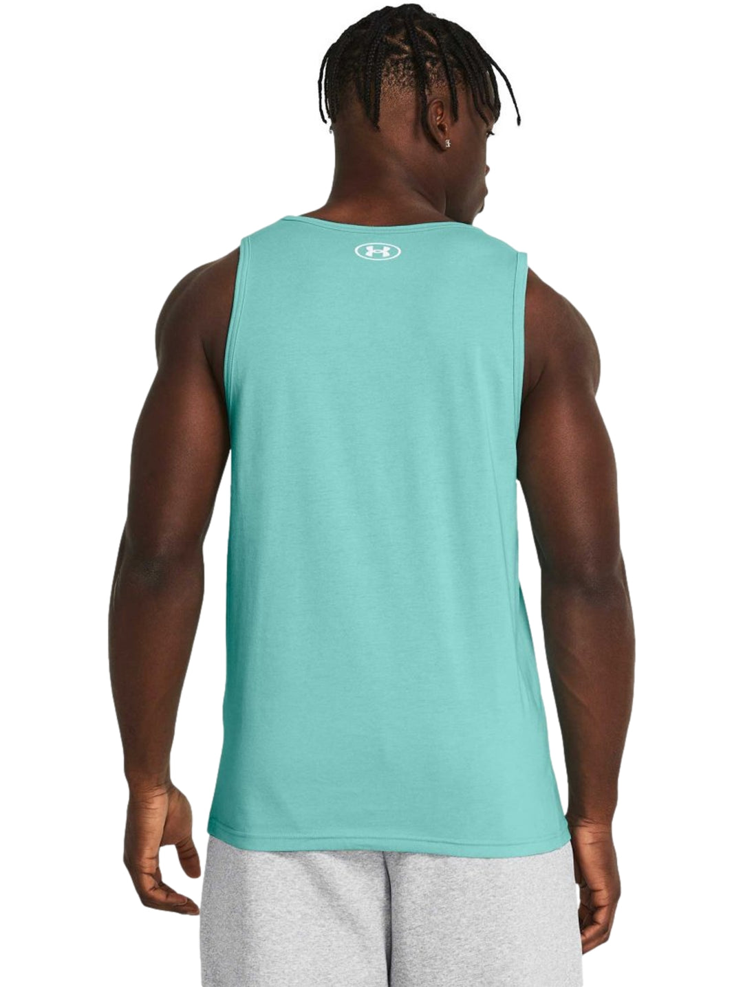 Hombre vistiendo una camiseta sin mangas color verde menta de Under Armour con logo blanco en el pecho.