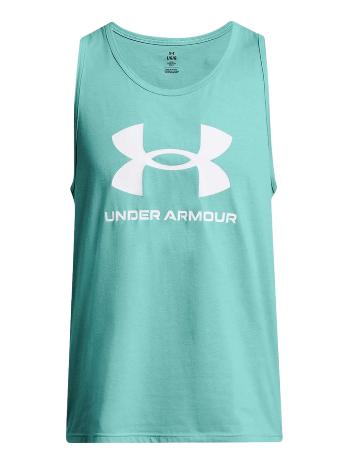 Hombre vistiendo una camiseta sin mangas color verde menta de Under Armour con logo blanco en el pecho.