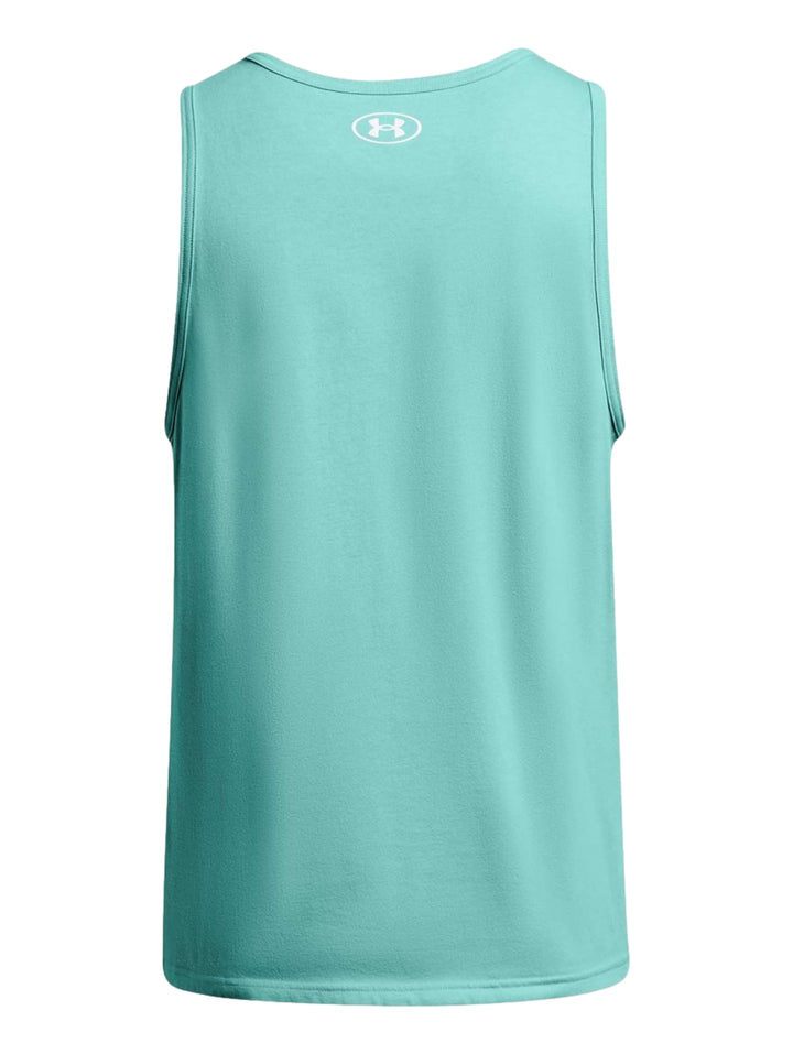 Hombre vistiendo una camiseta sin mangas color verde menta de Under Armour con logo blanco en el pecho.