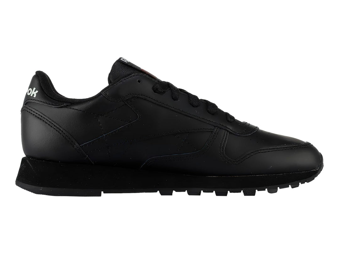 Tenis Reebok Classic Leather color negro con suela a juego y logotipo blanco en el talón.