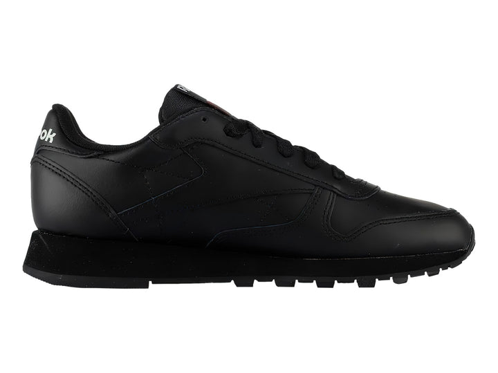 Tenis Reebok Classic Leather color negro con suela a juego y logotipo blanco en el talón.