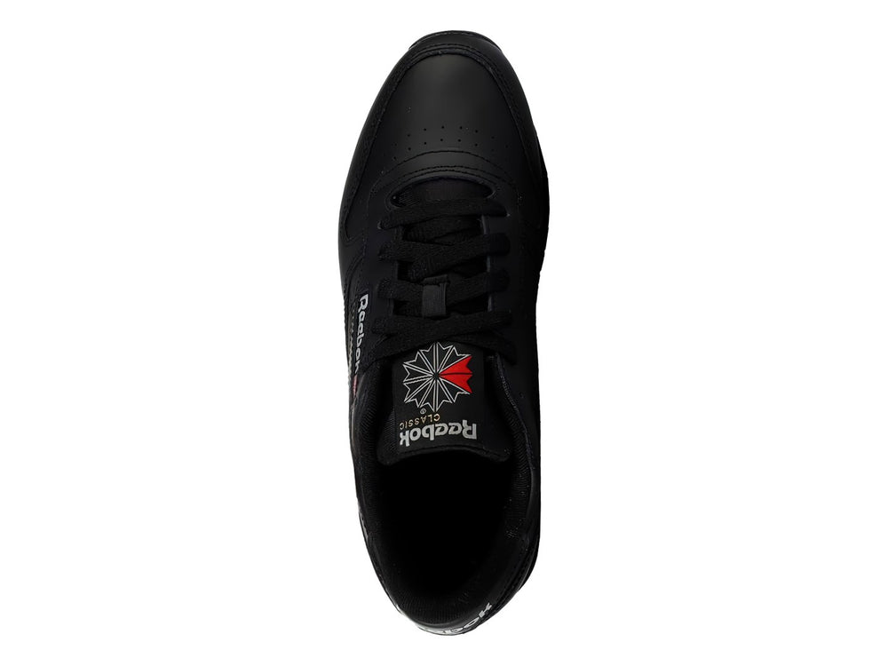Tenis Reebok Classic Leather color negro con suela a juego y logotipo blanco en el talón.