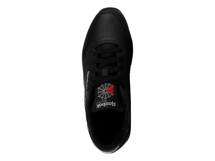 Tenis Reebok Classic Leather color negro con suela a juego y logotipo blanco en el talón.