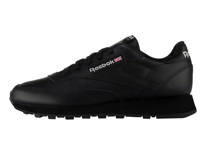 Tenis Reebok Classic Leather color negro con suela a juego y logotipo blanco en el talón.