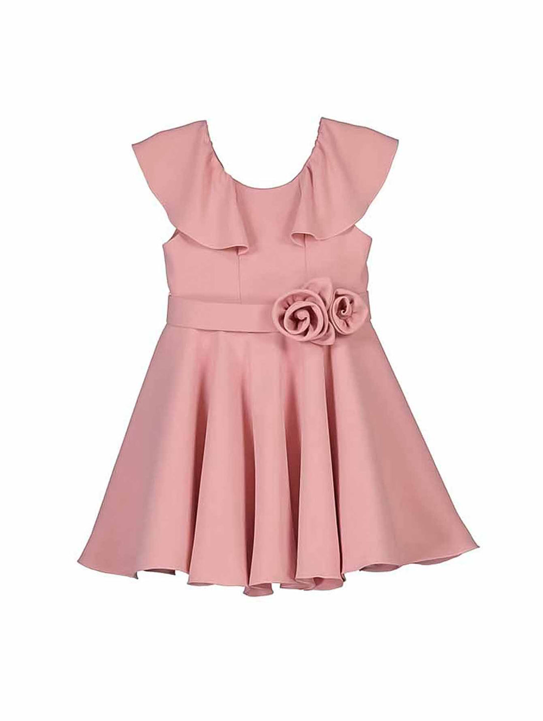 Vestido corto color blush para niña con volantes en los hombros y flores decorativas en la cintura.