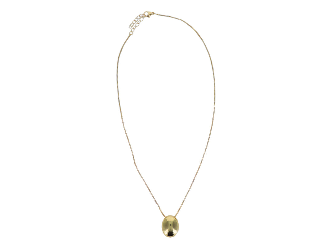 Collar de cadena delgada en color dorado con un dije ovalado brillante.