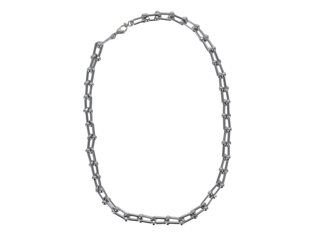 Collar de cadena plateada con eslabones rectangulares y detalles circulares en cada unión.