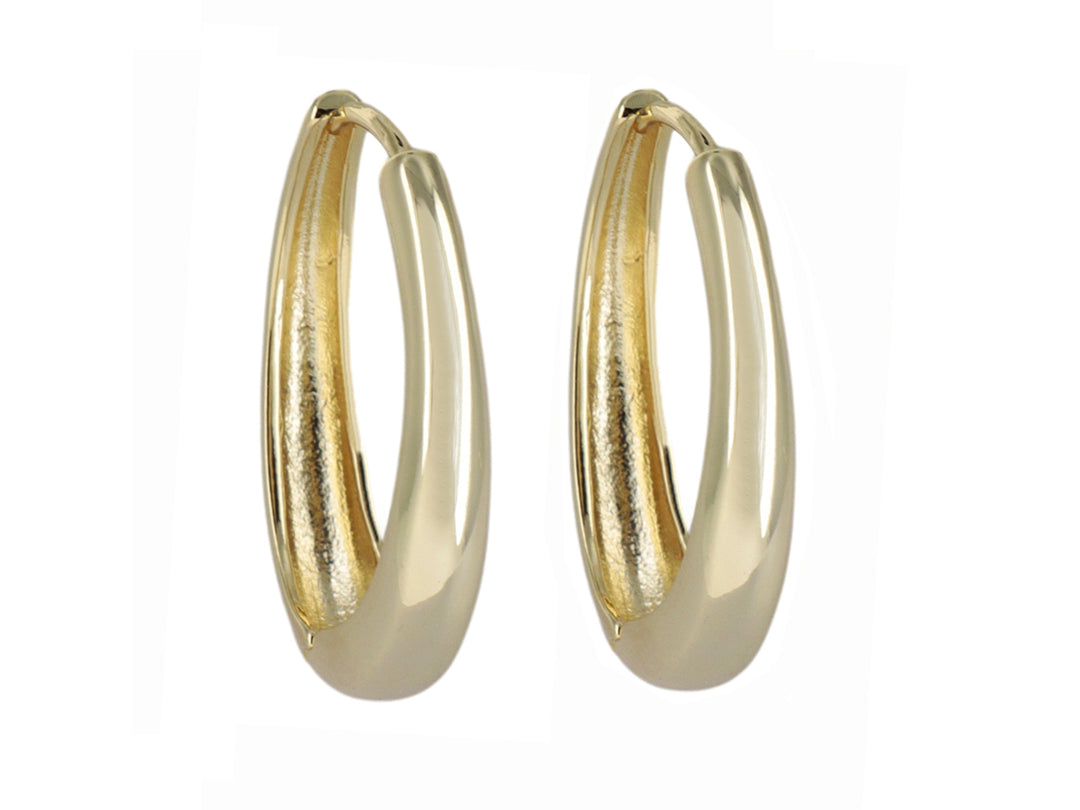 Par de pendientes tipo aro en color dorado con acabado brillante y forma ovalada.