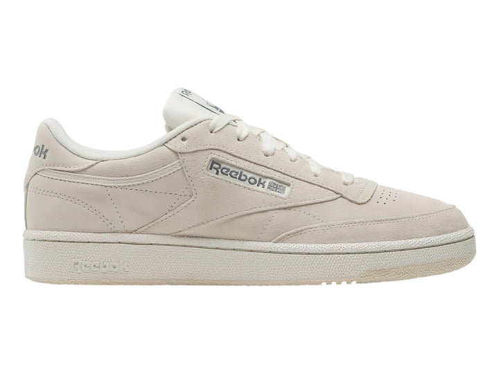 Tenis Reebok Club C 85 en color beige monocromático con suela blanca y detalles minimalistas.