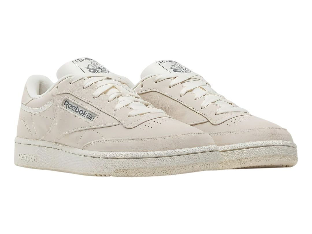 Tenis Reebok Club C 85 en color beige monocromático con suela blanca y detalles minimalistas.
