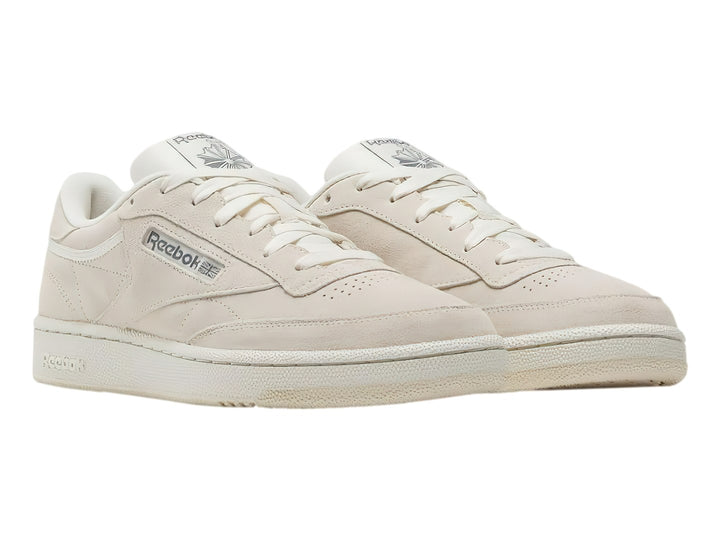 Tenis Reebok Club C 85 en color beige monocromático con suela blanca y detalles minimalistas.