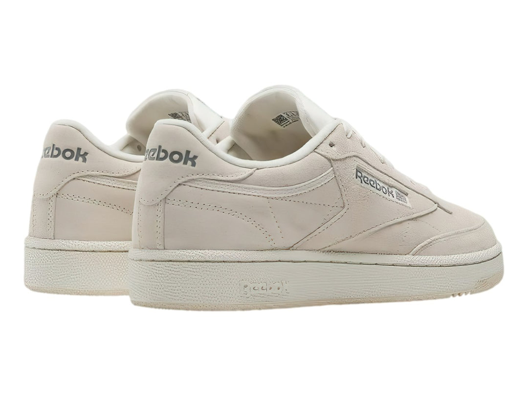 Tenis Reebok Club C 85 en color beige monocromático con suela blanca y detalles minimalistas.