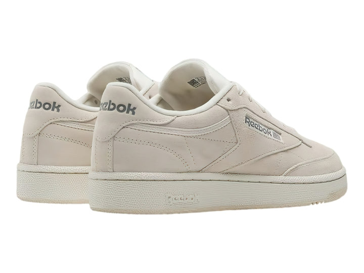 Tenis Reebok Club C 85 en color beige monocromático con suela blanca y detalles minimalistas.