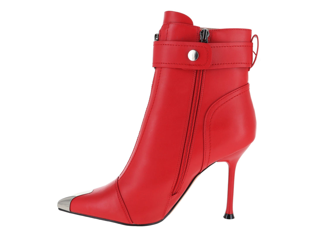 Botín rojo sintético para mujer con tacón alto, punta metálica plateada y correa con hebilla en el tobillo.