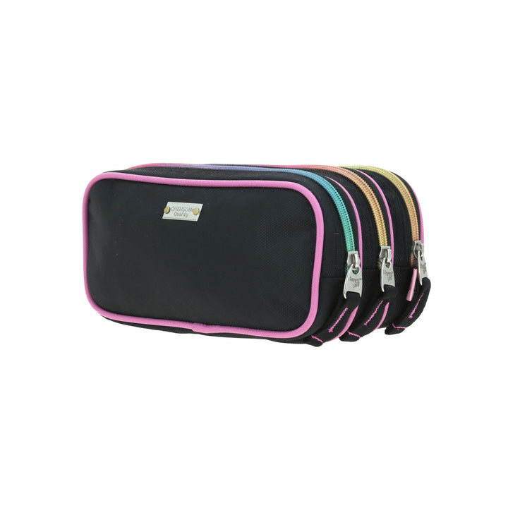 Lapicera negra de tela con cuatro compartimentos y detalles en colores rosa, amarillo y azul.