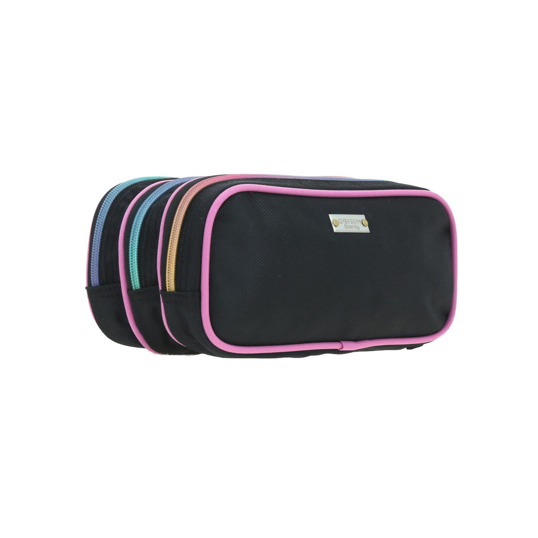 Lapicera negra de tela con cuatro compartimentos y detalles en colores rosa, amarillo y azul.
