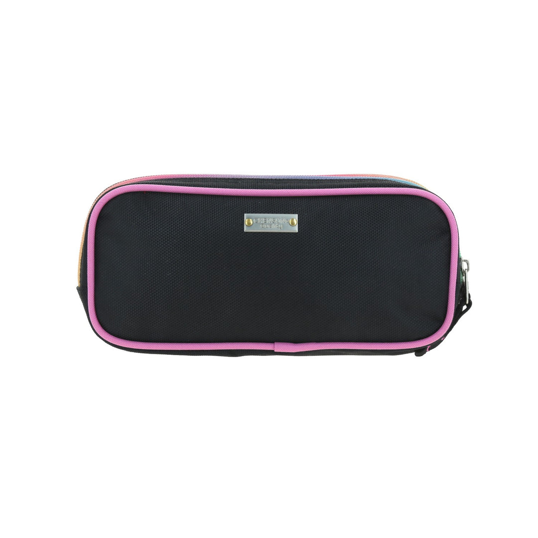 Lapicera negra de tela con cuatro compartimentos y detalles en colores rosa, amarillo y azul.