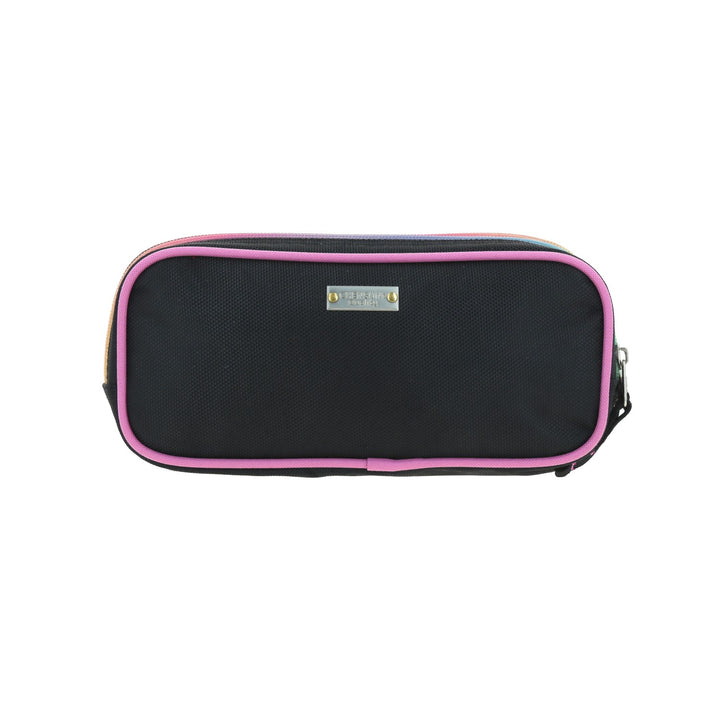 Lapicera negra de tela con cuatro compartimentos y detalles en colores rosa, amarillo y azul.