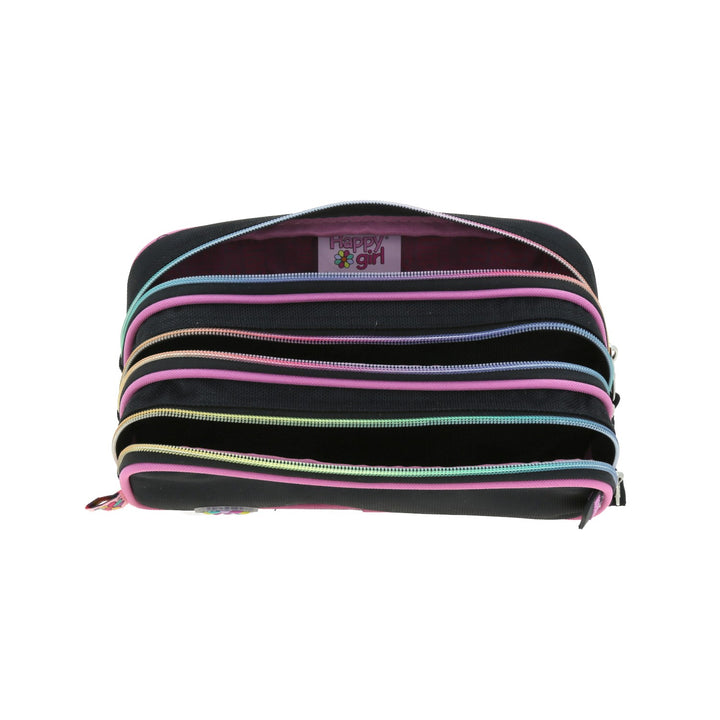 Lapicera negra de tela con cuatro compartimentos y detalles en colores rosa, amarillo y azul.