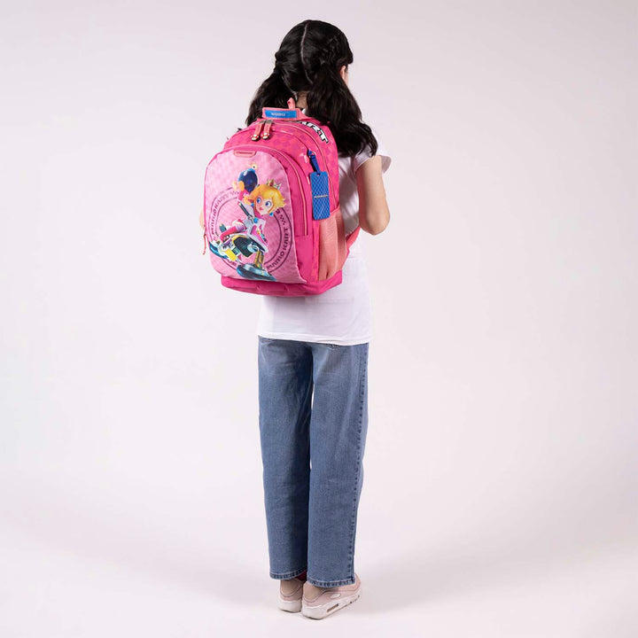 Mochila escolar color fiusha de Mario Bros con diseño de la Princesa Peach en un kart y patrón de cuadros.