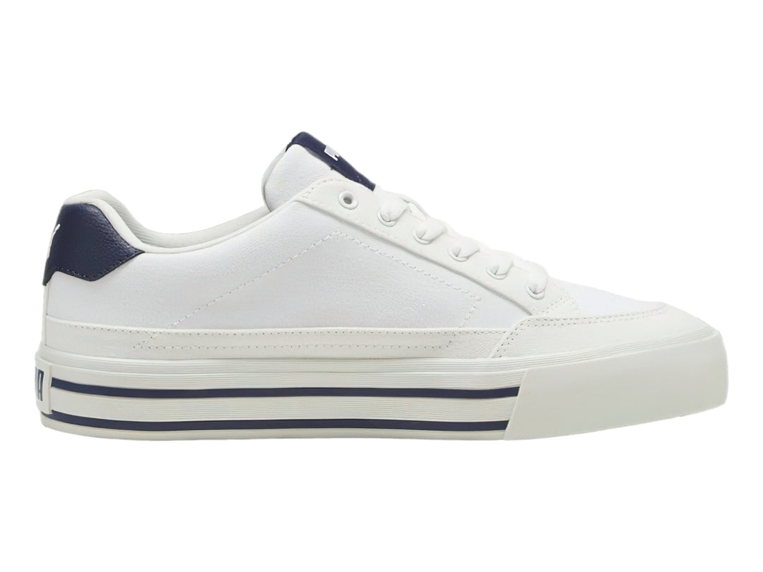 Tenis PUMA Court Classic Vulc en color blanco con detalles en azul marino y suela blanca con rayas laterales azules.