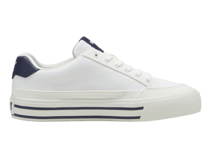 Tenis PUMA Court Classic Vulc en color blanco con detalles en azul marino y suela blanca con rayas laterales azules.